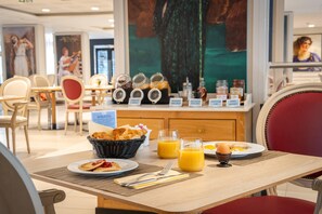 Daily continental breakfast (EUR 16.90 per person) - Quality Suites Nice (Nice)