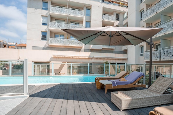Una piscina al aire libre de temporada