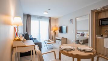 Room, 1 Queen Bed, Non Smoking (Upgrade) | Desk, free WiFi, bed sheets