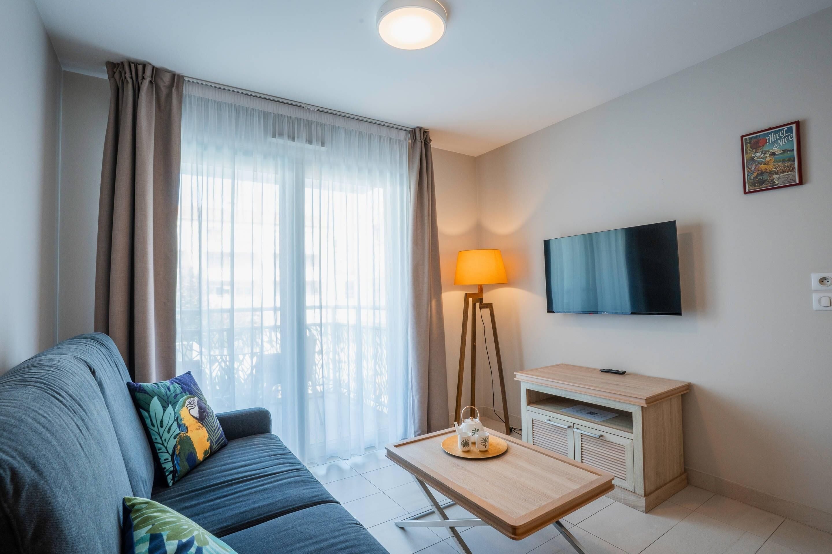 Desk, cribs (free), WiFi (free), bed sheets