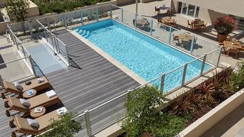 Kolam renang outdoor musiman