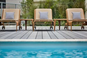 Una piscina al aire libre de temporada