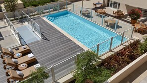 A rooftop swimming pool with sun loungers and a glass railing. - Zenitude Hôtel-Résidences Nice (Nice)