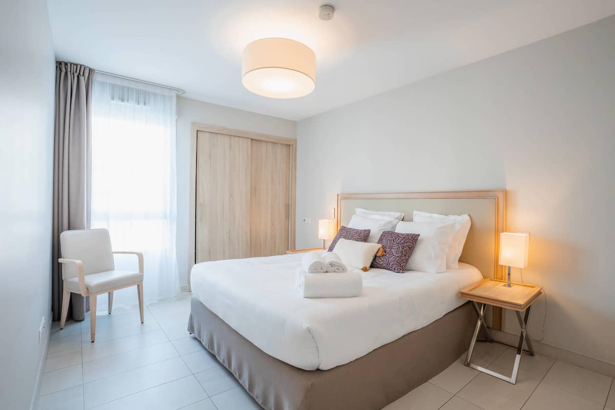 Escritorio, wifi gratis y ropa de cama