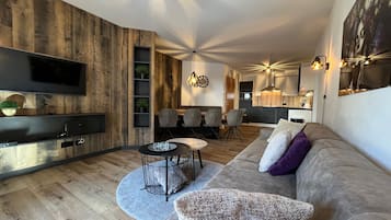 Comfort-Apartment, 3 Schlafzimmer, Sauna, Bergblick | Wohnbereich | 50-Zoll-Flachbildfernseher mit Kabelempfang