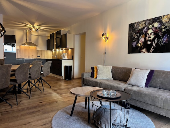 Departamento Confort, 3 habitaciones, sauna, vista a la montaña | Área de sala de estar | Televisión de pantalla plana de 50 pulgadas con canales por cable 