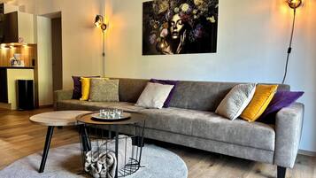 Comfort-Apartment, 3 Schlafzimmer, Sauna, Bergblick | Wohnbereich | 50-Zoll-Flachbildfernseher mit Kabelempfang