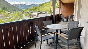 Comfort-Apartment, 3 Schlafzimmer, Sauna, Bergblick | Blick vom Balkon