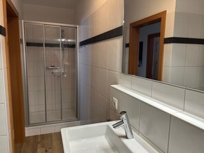 Comfort-íbúð - 3 svefnherbergi - gufubað - fjallasýn | Baðherbergi | Handklæði