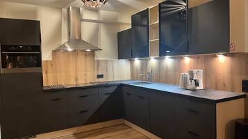Comfort-Apartment, 3 Schlafzimmer, Sauna, Bergblick | Eigene Küche | Wasserkocher mit Kaffee-/Teezubehör, Wasserkocher, Toaster, Hochstuhl