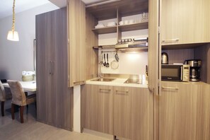 Caja de seguridad en la habitación y tabla de planchar con plancha