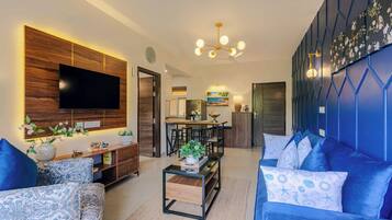 Leilighet, 1 queensize-seng, balkong, bassengutsikt | Oppholdsområde | Flatskjerm-TV