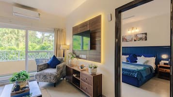 Căn hộ Deluxe, 1 giường cỡ queen, ban công, quang cảnh hồ bơi | Quang cảnh ban công