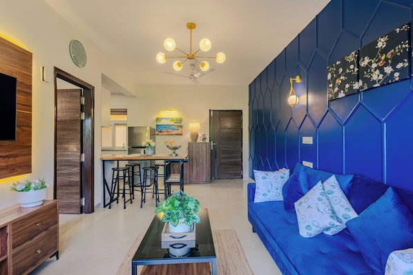 Deluxe Apartment, 1 Queen Bed, Balcony, Pool View | Living area