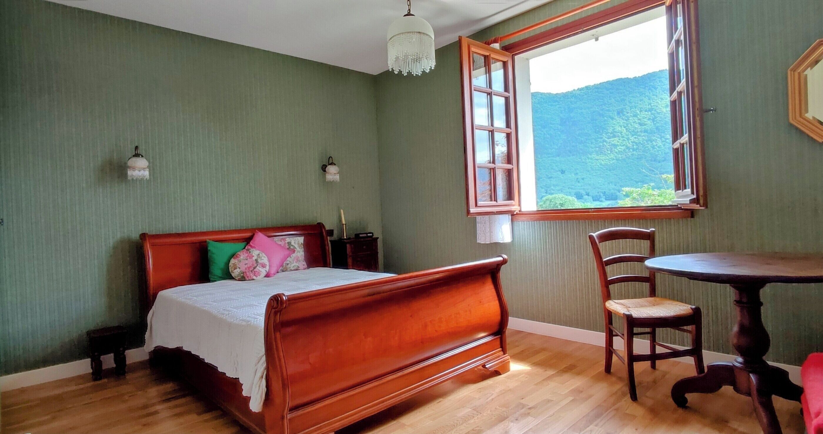 3 habitaciones y tabla de planchar con plancha 