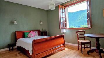 3 habitaciones y tabla de planchar con plancha