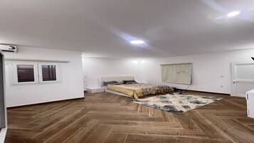 4 bedrooms, iron/ironing board, WiFi