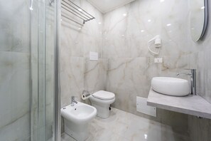 Douche, sĂšche-cheveux, bidet, serviettes fournies