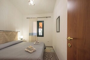 2 bedrooms, iron/ironing board, bed sheets