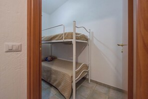 2 dormitorios, tabla de planchar con plancha, ropa de cama