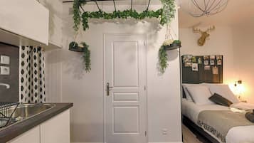 1 slaapkamer, een bureau, een strijkplank/strijkijzer, reisbedje