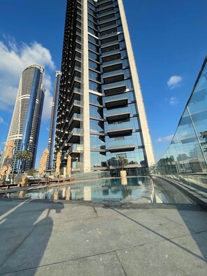 Pool - Cozy 2-bedroom Apartment in Business Bay with Balcony and City View (Dubai)
