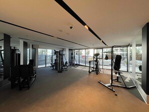 Fitness facility - Cozy 2-bedroom Apartment in Business Bay with Balcony and City View (Dubai)