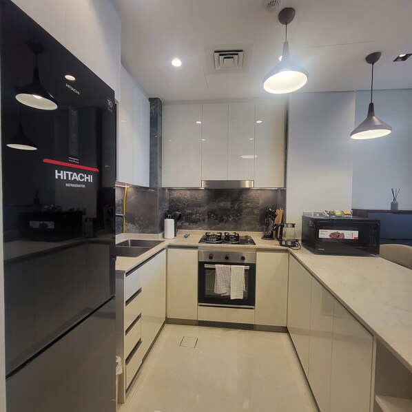 Private kitchen - Cozy 2-bedroom Apartment in Business Bay with Balcony and City View (Dubai)