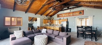 3-bedroom chalet in fabulous Bartlett, wonderful spot close to Storyland