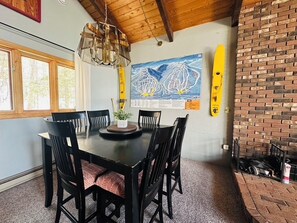 Dining - 3-bedroom chalet in fabulous Bartlett, wonderful spot close to Storyland (Bartlett)