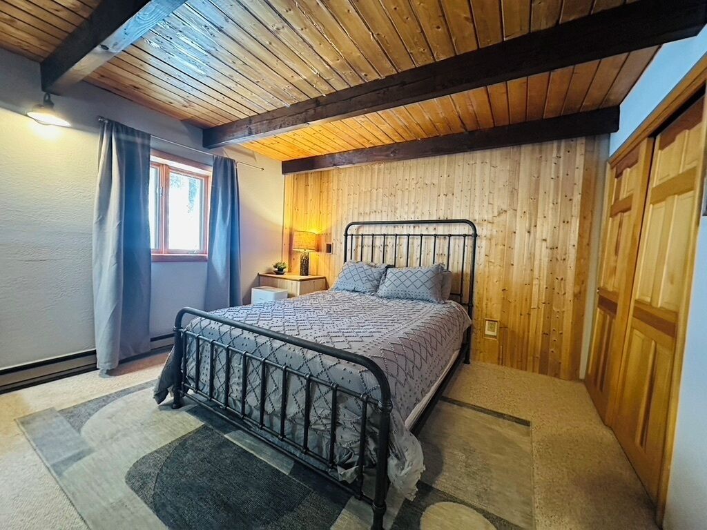 3 habitaciones, tabla de planchar con plancha, wifi y ropa de cama 