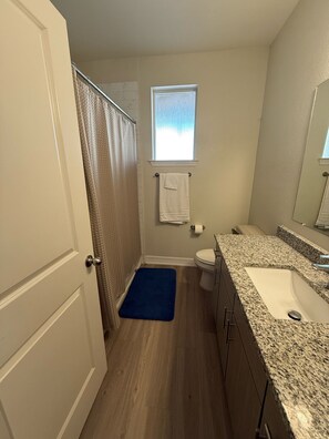 Haartrockner, Bidet, Handtücher, Seife