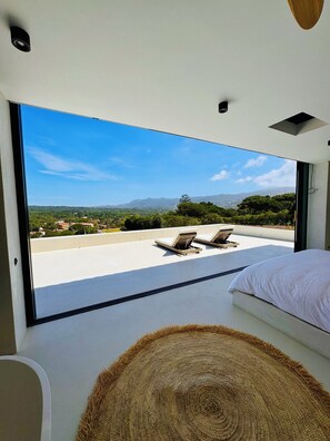 5 bedrooms, in-room safe, desk, iron/ironing board