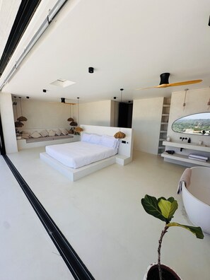 5 slaapkamers, een bureau, een strijkplank/strijkijzer, reisbedje
