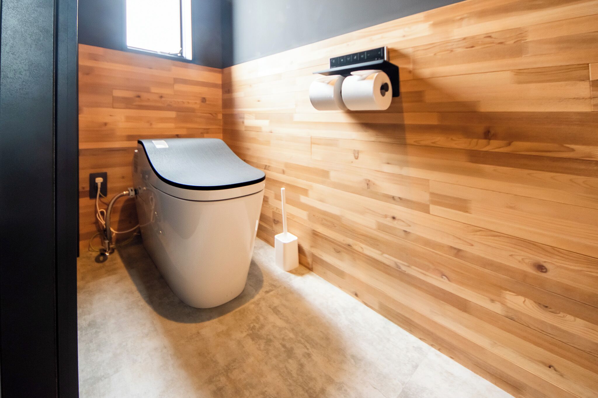 Combined shower/bathtub, free toiletries, hair dryer, towels