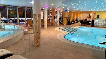 2 piscinas internas, piscina externa sazonal, guarda-sóis