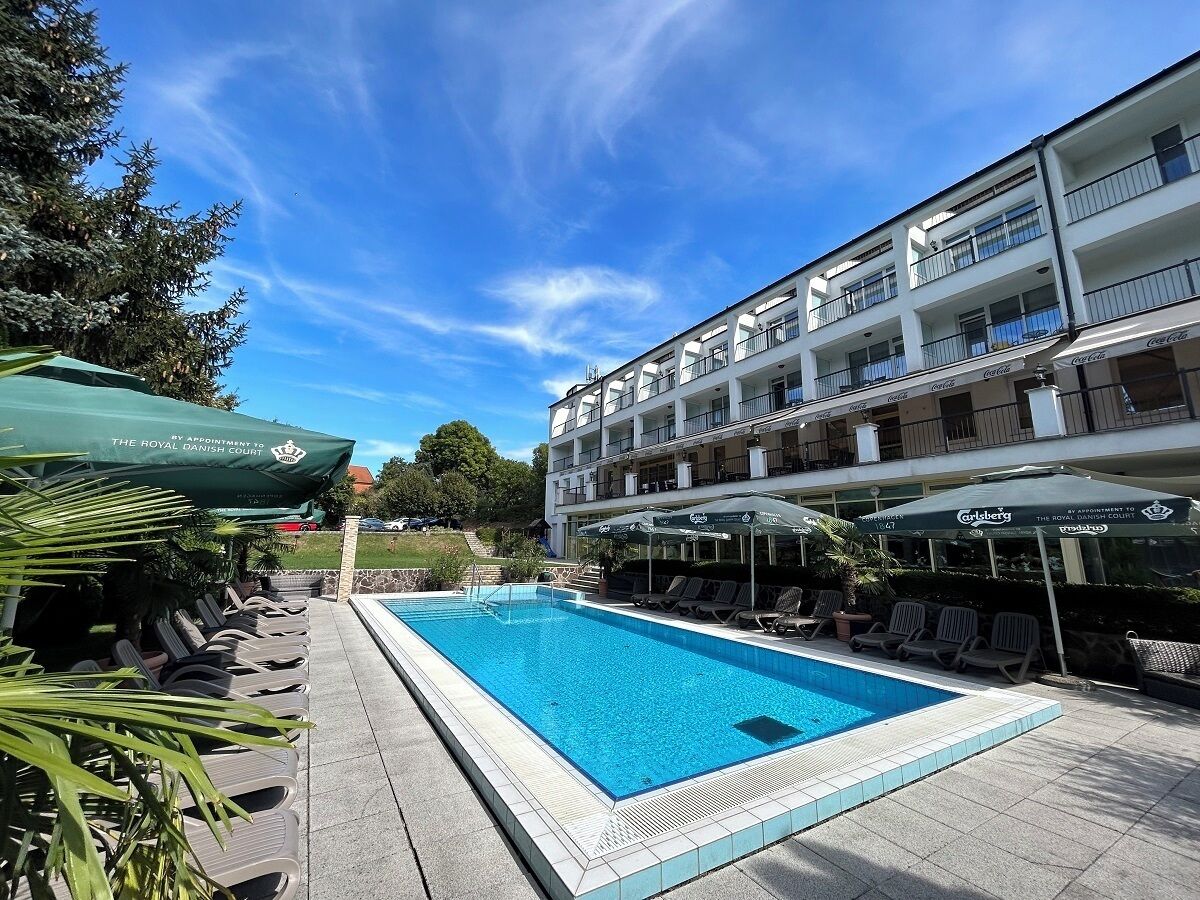 2 Innenpools, Außenpool (je nach Saison geöffnet), Sonnenschirme