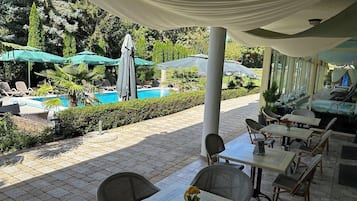 2 Innenpools, Außenpool (je nach Saison geöffnet), Sonnenschirme