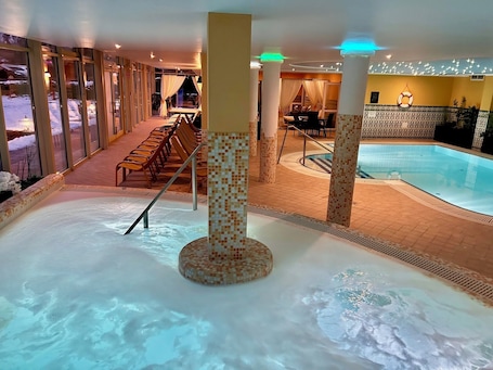 2 piscinas cubiertas, una piscina al aire libre de temporada, sombrillas. Calimbra Wellness and Conference Hotel