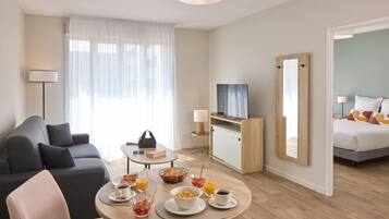 Chambre, 1 grand lit, non-fumeurs (Upgrade) | Wi-Fi gratuit, draps fournis