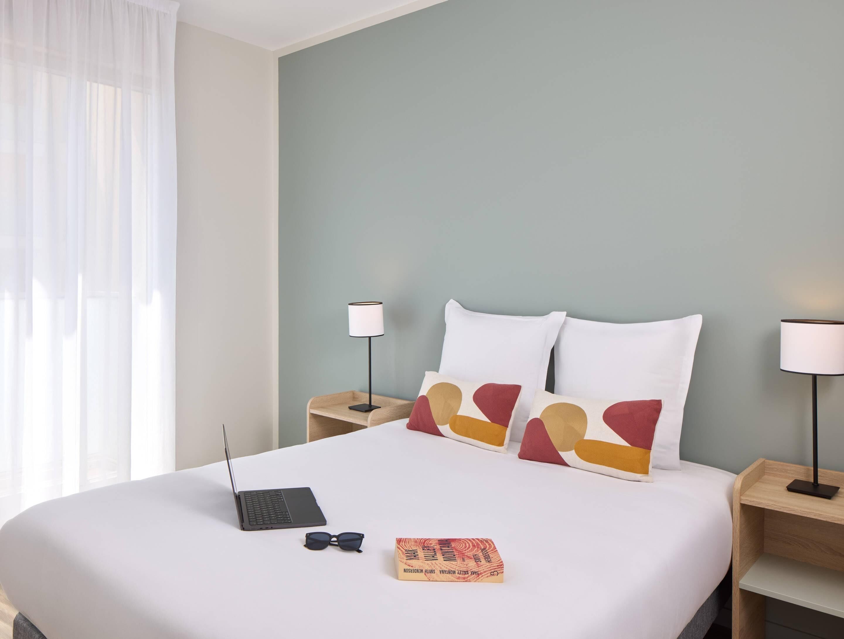 4 adults - 1 double bed and 1 sofa bed