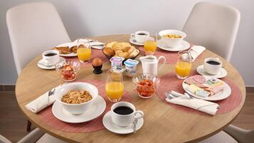 Kontinental frukost varje dag (EUR 12.90 per person)