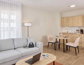 6 adults - 2 double beds and 1 sofa bed | 免费婴儿床、免费 WiFi、床单
