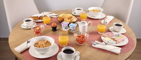 Petit déjeuner continental (12.90 EUR par personne)