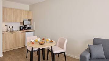 Mini réfrigérateur, micro-ondes, plaque de cuisson, tables à manger
