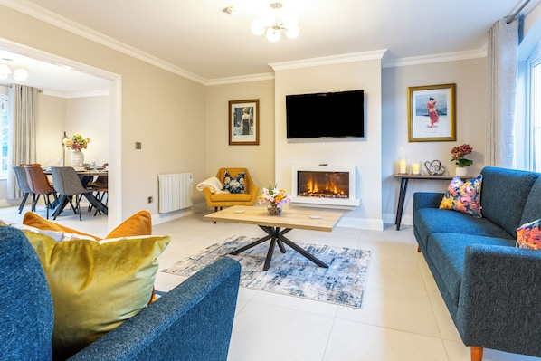 Smart TV, fireplace