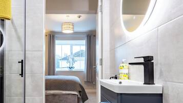 4 bedrooms, iron/ironing board, travel cot, free WiFi