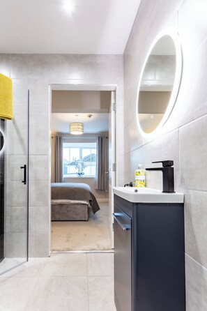 4 Schlafzimmer, Bügeleisen/Bügelbrett, Reisekinderbett, kostenloses WLAN