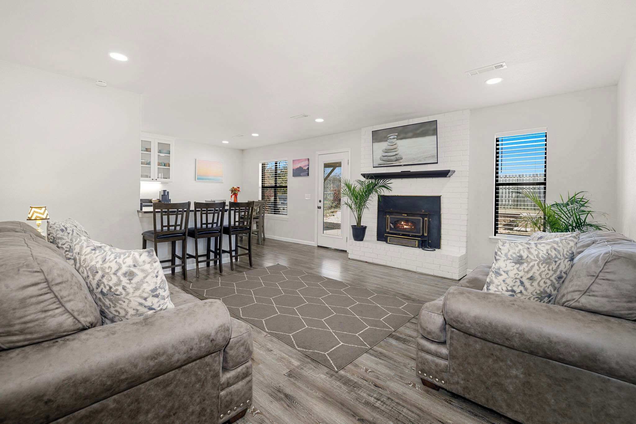 Televisie, een open haard en een kantoor