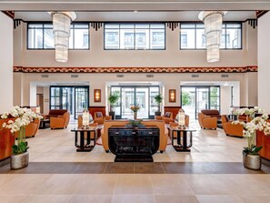 A spacious lobby with a central seating area, large windows, and decorative lighting fixtures. - Quality Aparthotel Val d’Europe (Chessy)